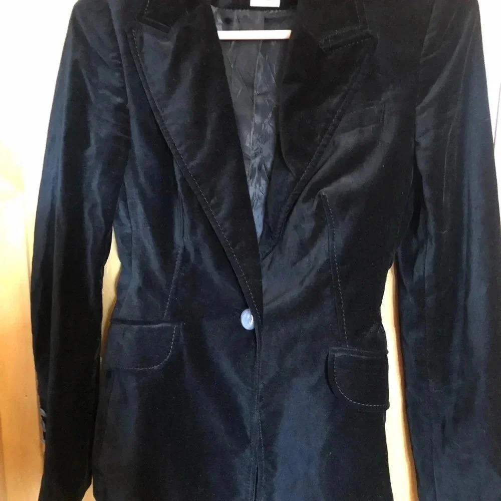 Gorgeous Karen Millen black velvet blazer. Size 4